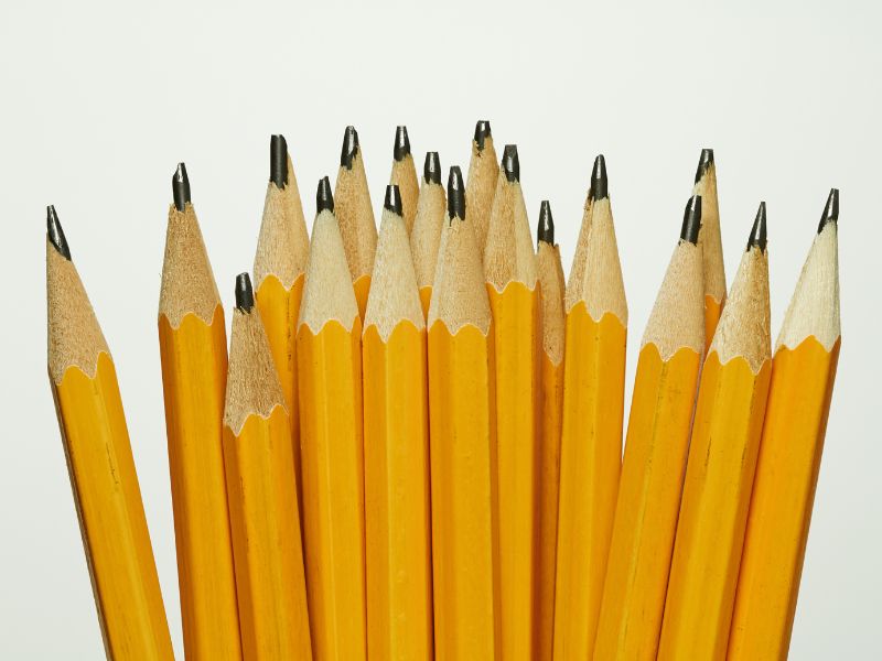Cây bút chì các bé dùng để viết, vẽ.