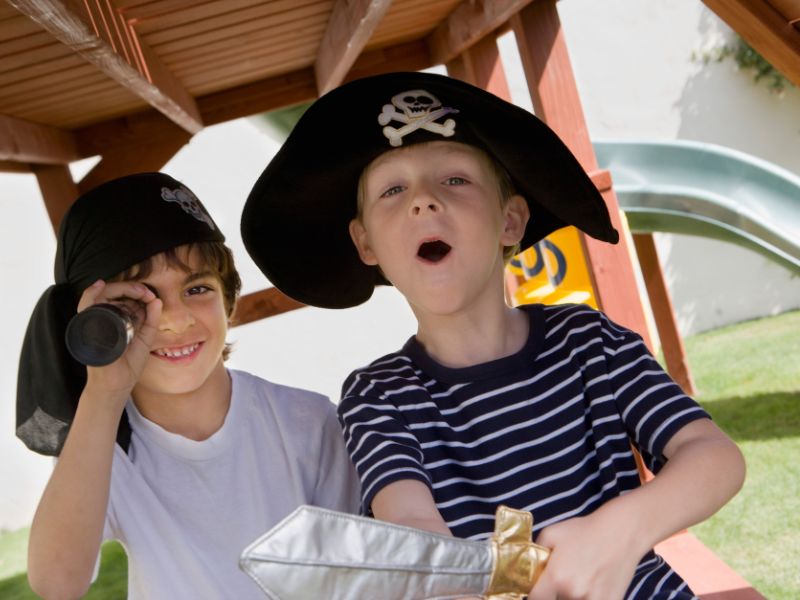 Trò chơi giả vờ được các bé yêu thích vì sự đa dạng của nó