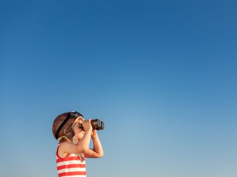 Bố mẹ dẫn các con đi dạo, tham gia vào các hoạt động ngoại khóa, ngoài trời hoặc đơn giản là quan sát những gì đang xảy ra quanh mình