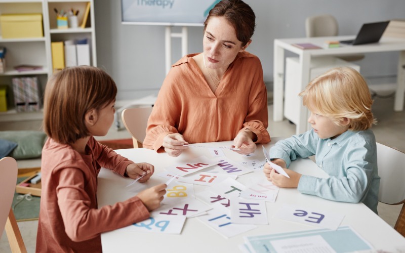 Trẻ có vân tay nước xuôi UL cần phải rèn luyện tư duy phản biện để có thể nhìn nhận vấn đề theo nhiều chiều hướng khác nhau, chọn lọc quan điểm phù hợp, thay vì ai nói gì cũng nghe 