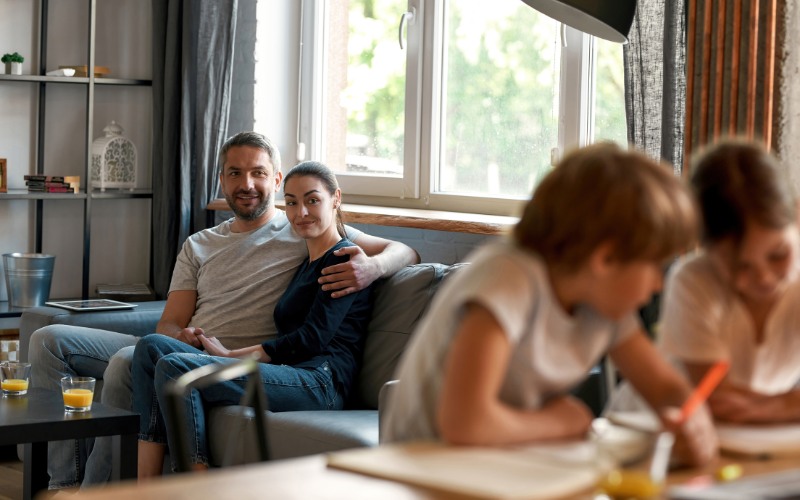 Vì trẻ có sinh trắc vân tay nước xuôi rất dễ bỏ dở những công việc của mình theo cảm xúc, vì vậy bố mẹ cần quan sát con nhiều hơn