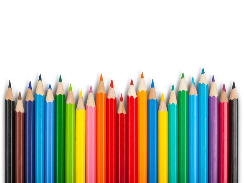 Thông qua các vật dụng quen thuộc, bé có thể phân biệt được các màu sắc