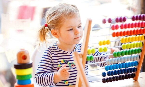 Học toán tư duy với bàn phím Soroban. 