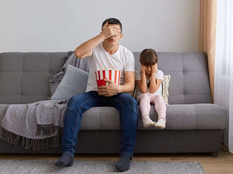 Ba mẹ cùng xem phim với con mang lại nhiều điều thú vị giúp trẻ cảm thấy an toàn và yên tâm xem phim hơn