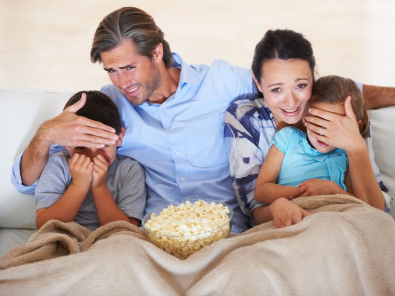 Ba mẹ có thể tự cân nhắc liệu có thể cho con mình xem phim kinh dị hay không