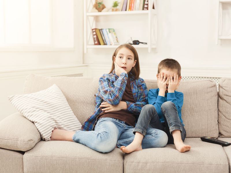 Hãy để ý phản ứng và tâm trạng của con để xem trẻ có tiếp nhận bộ phim đó hay không