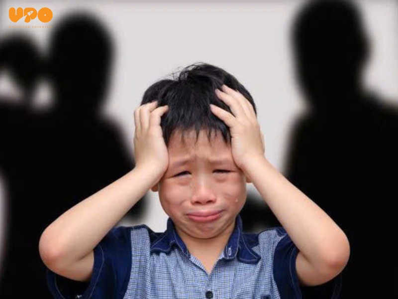 Khi cha mẹ la mắng hoặc trách phạt con con có thể dẫn đến sự thu mình, ngại chia sẻ với cha mẹ