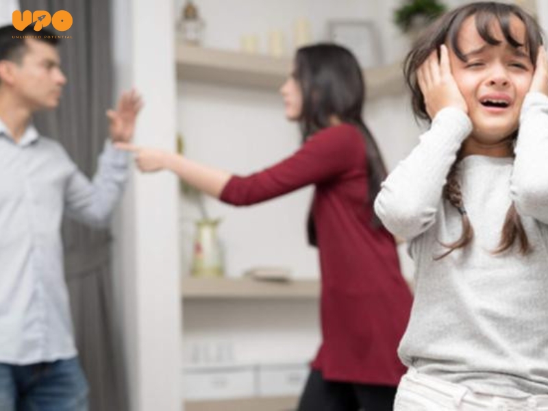 Vấn đề trong gia đình như cha mẹ ly hôn, xung đột gia đình, hoặc việc trẻ cảm thấy bị bỏ rơi khiến trẻ trầm cảm