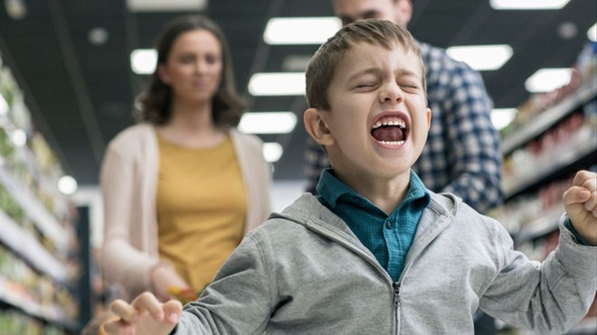 Trẻ thường xuyên ăn vạ, la hét khi không được đáp ứng nhu cầu. 