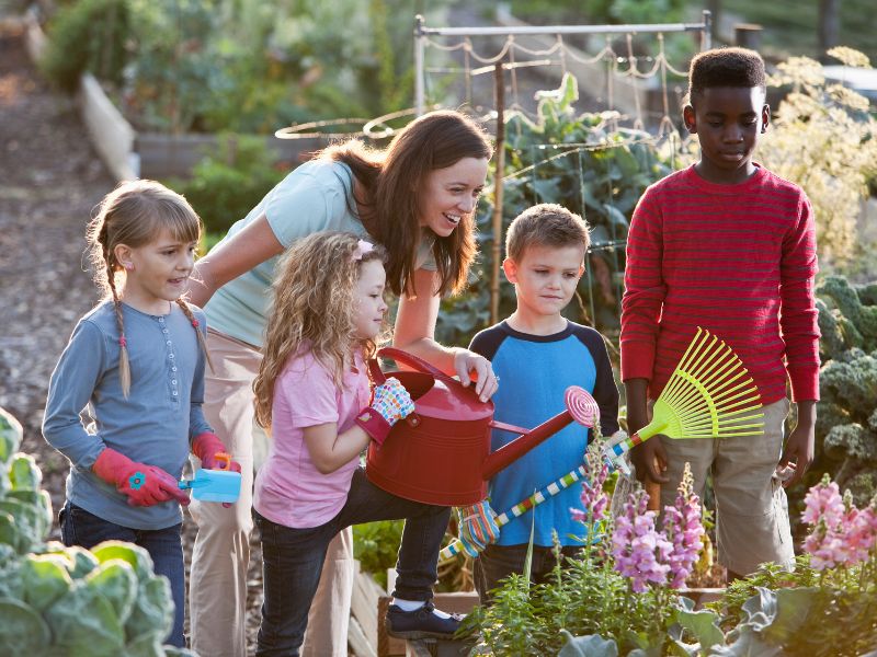 Ba mẹ tạo môi trường lành mạnh để trẻ phát triển kỹ năng giao tiếp