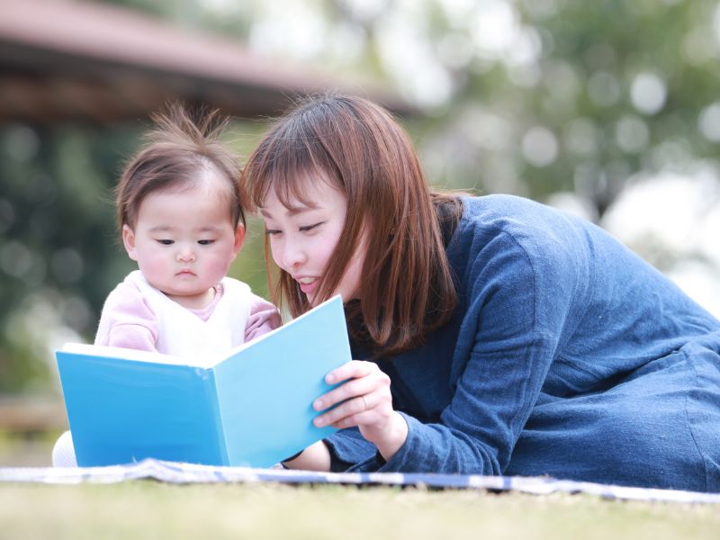 Dạy trẻ đọc sách hoặc kể chuyện là một cách dạy giao tiếp cho trẻ rất thú vị