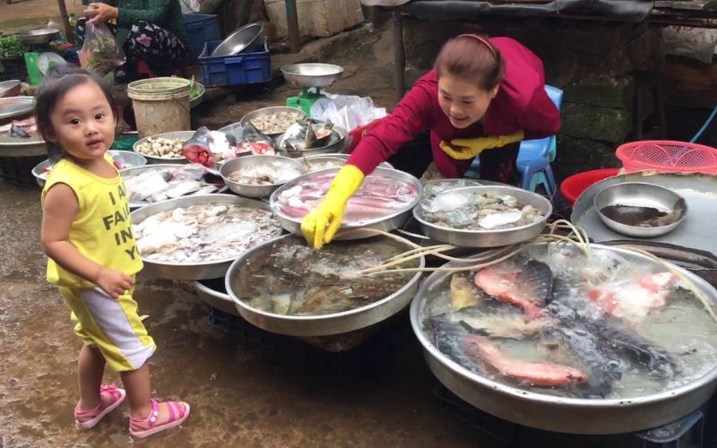 Dạy con cách tiêu tiền từ việc đi chợ