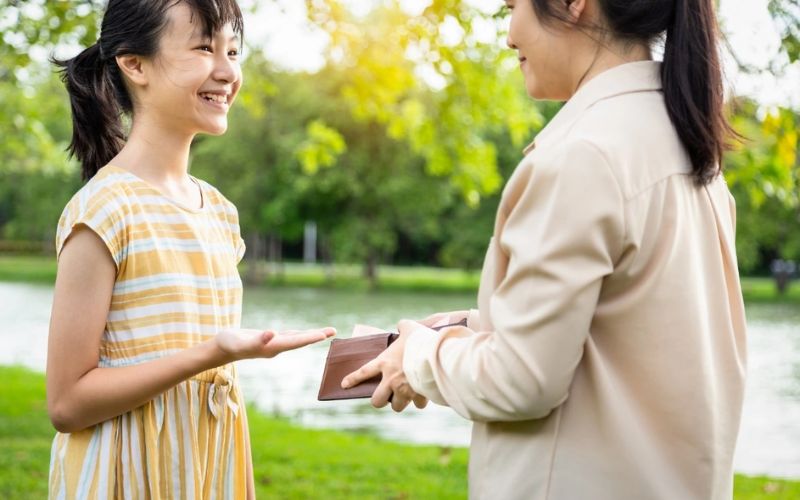 Ba mẹ nên cho bé một khoản tiền tiêu vặt hợp lý