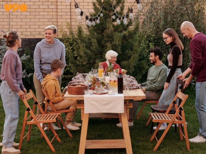 Họp mặt gia đình nhằm duy trì sự gắn kết gia đình và chia sẻ kiến thức giữa các thế hệ