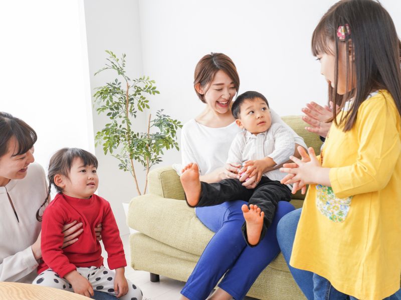 Hãy cho trẻ làm quen dần dần với các bạn, không nên quá vội vàng