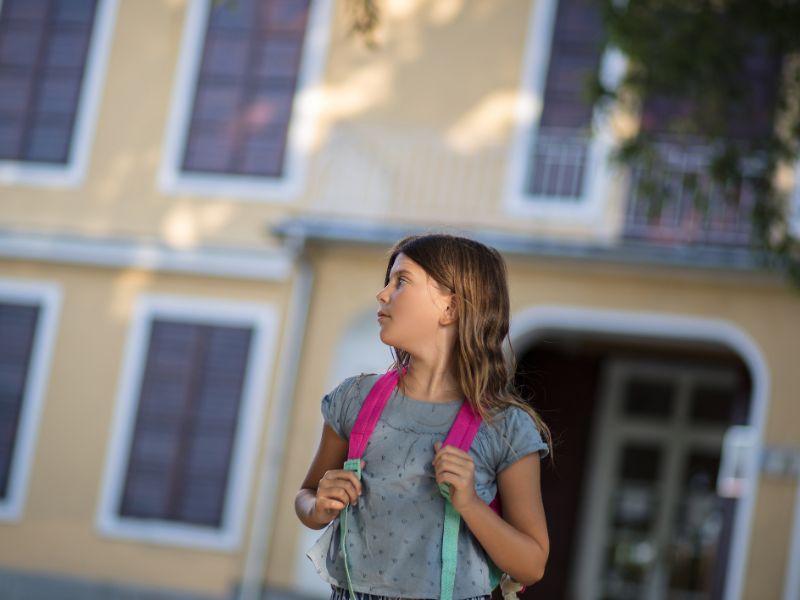 Giáo dục con nên đi đến nơi an toàn, tránh phải chạm mặt với những mối nguy hiểm đó hoặc kéo dài thời gian để tìm cách xử lý và nhờ người hỗ trợ