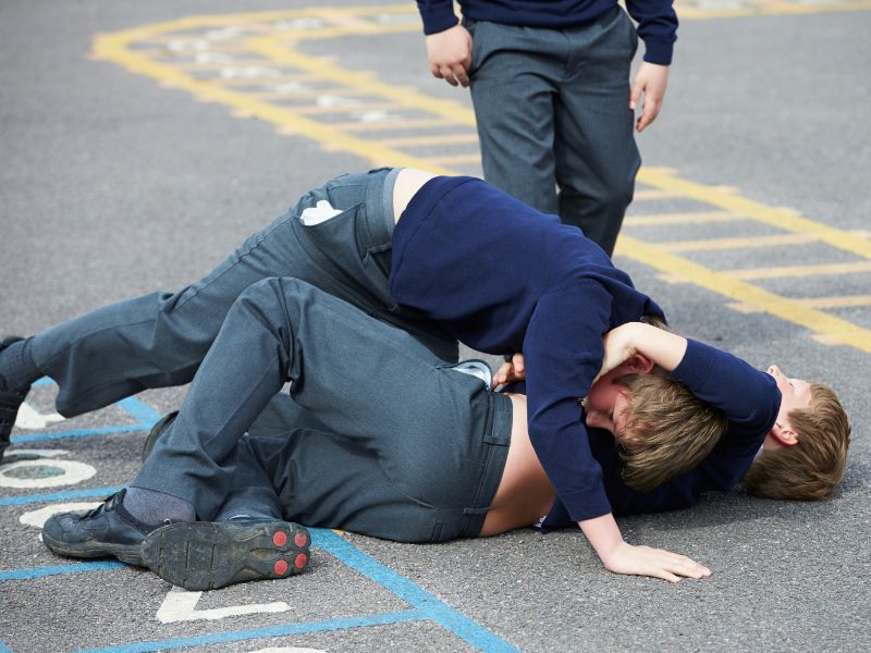 dạy con khi bị bạn đánh