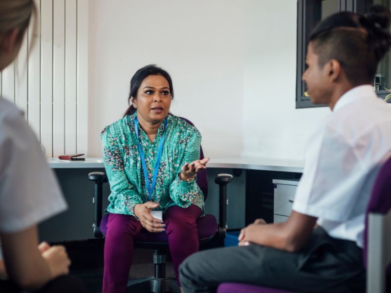 Nếu bị bạn đánh nên nhanh chóng báo với ba mẹ hoặc giáo viên