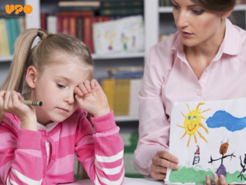 Ba mẹ cần giữ bình tĩnh và không để cảm xúc tiêu cực khi dạy con