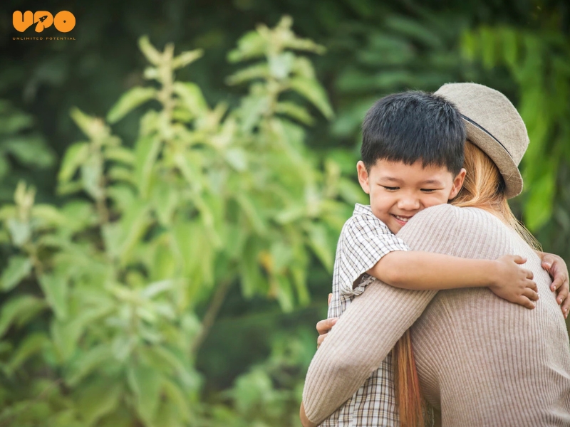 Mỗi ngày, ba mẹ nên dành thời gian trò chuyện và lắng nghe những tâm tư của con 