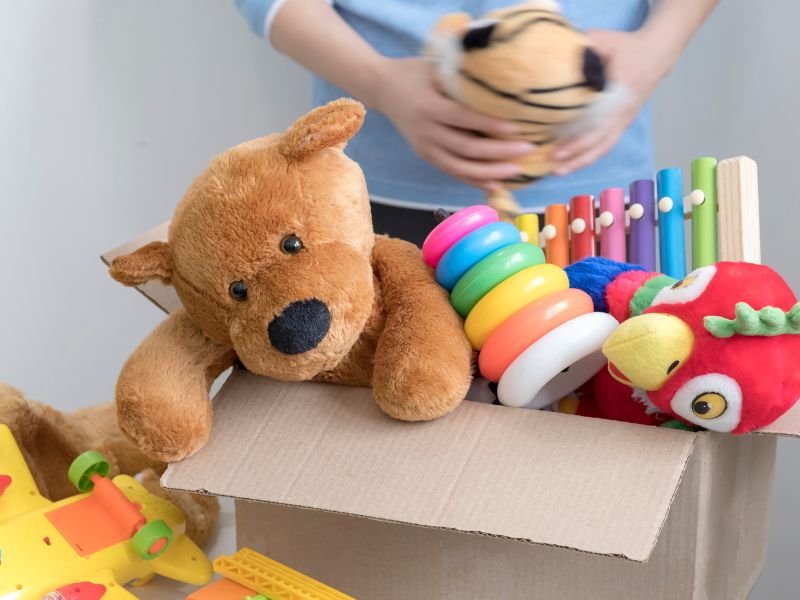 Dạy trẻ cách làm sạch và tân trang món đồ chơi đó để bán với mức giá tốt hơn để kiếm tiền