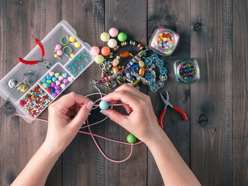 Bố mẹ có thể cho con thử sức làm đồ handmade trước với những món đồ dễ làm như xâu chuỗi