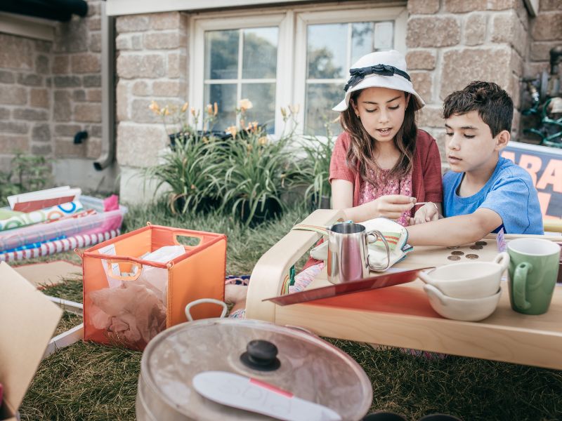 Bố mẹ hãy tạo điều kiện cho con bán những gì mà con yêu thích ví dụ như bán một quầy nước chanh, 1 cửa hàng quần áo nhỏ,...