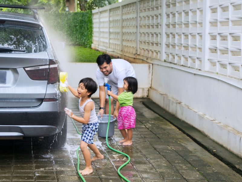 Dạy trẻ kiếm tiền thông qua việc rửa xe cho gia đình và những người xung quanh