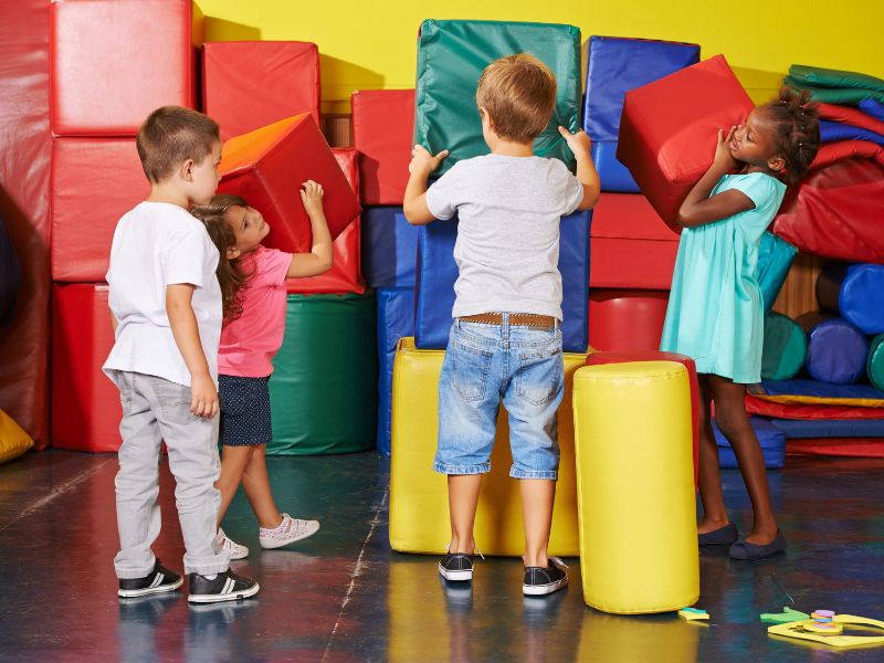 Thông qua việc tiếp xúc và thấu hiểu, trẻ sẽ đồng cảm với người xung quanh hơn