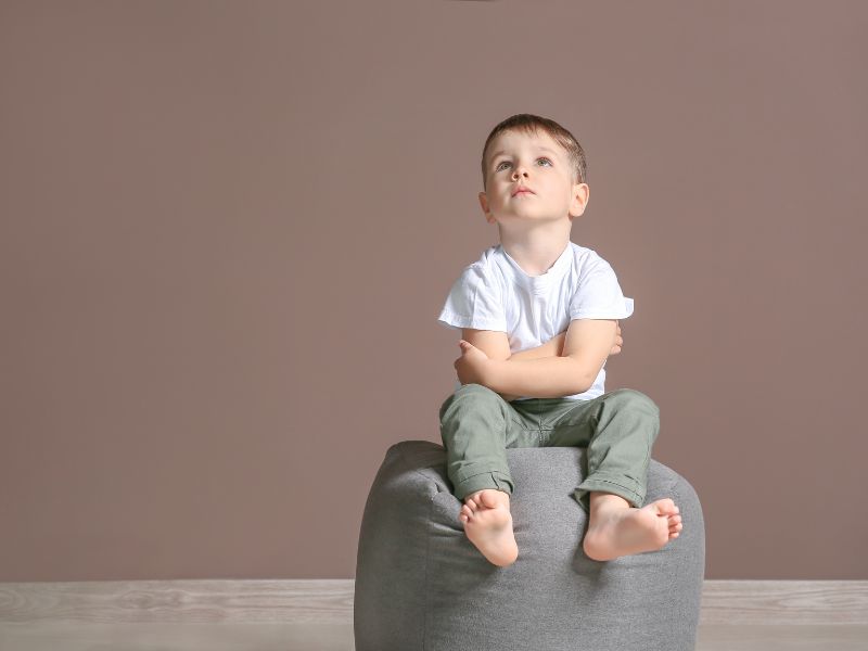 Trẻ có thể hít thở sâu, ngồi một mình để kiểm soát cảm xúc