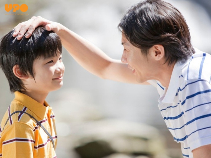 Dạy con trai quan tâm và tôn trọng người khác là điều rất quan trọng