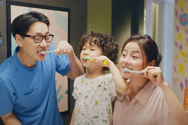 Dạy kỹ năng sống cho trẻ 2 tuổi - Đưa sự nổi loạn đi đúng hướng! 7 Ba mẹ cùng bé tập đánh răng.