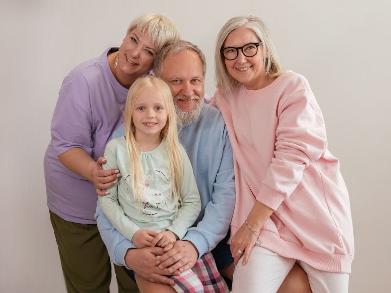 "Nghệ thuật" dạy trẻ yêu thương kính trọng người lớn 10 Nếu thấy bố mẹ luôn quan tâm, hiếu thuận với ông bà bé sẽ tự giác yêu thương ông bà.