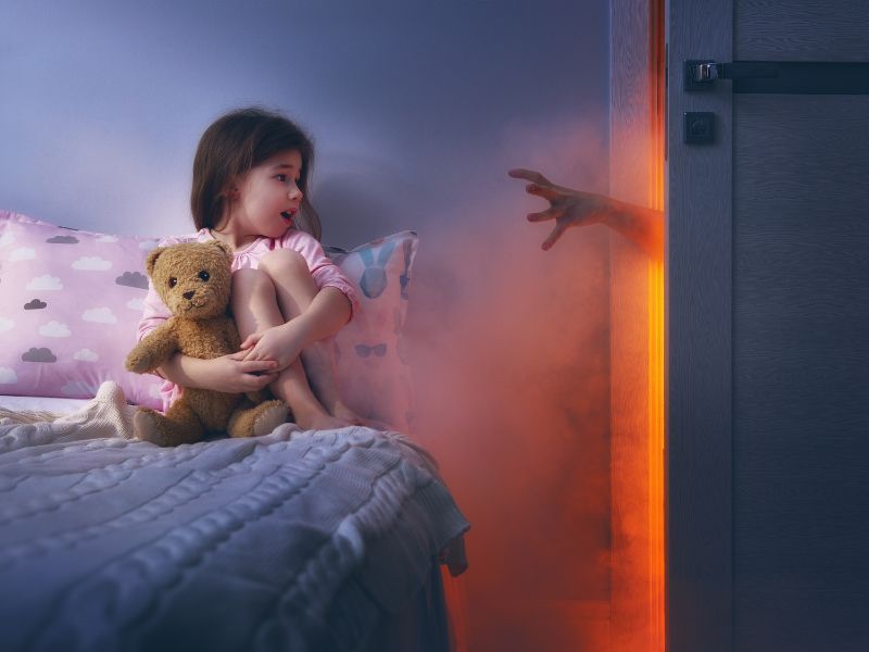 Ba mẹ hãy dạy trẻ cảm xúc sợ hãi bóng tối bằng cách giải thích cho trẻ rằng bóng tối chỉ là hiện tượng thiếu ánh sáng