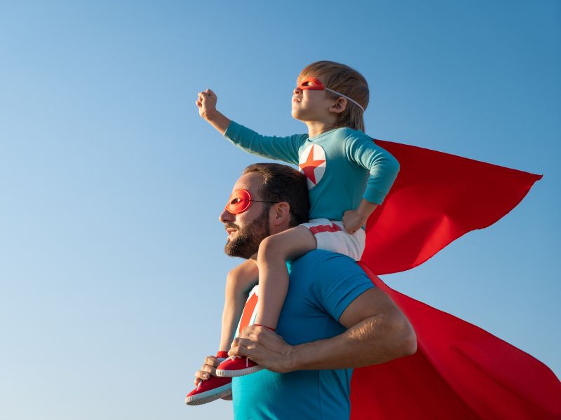 Ba mẹ hãy khuyến khích trẻ, cho trẻ biết rằng bản thân con có khả năng vượt qua sự sợ hãi và trở nên mạnh mẽ