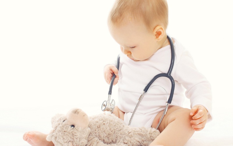 Dạy trẻ chậm phát triển ngôn ngữ - Vấn đề có nghiêm trọng? 9 Bé đóng vai làm bác sĩ chữa bệnh cho bạn gấu