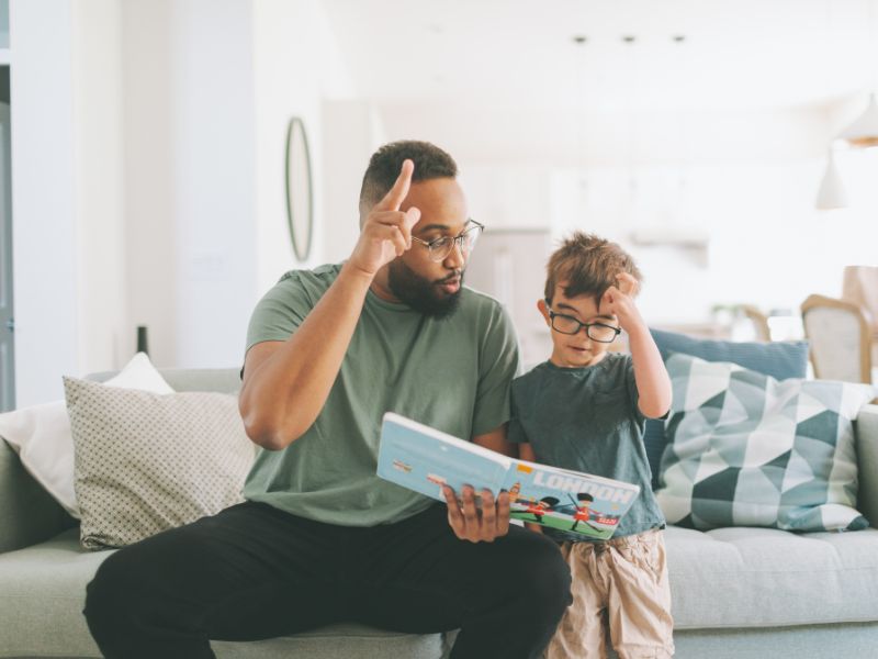 Sử dụng ngôn ngữ ký hiệu sẽ giúp trẻ hình thành và phát triển hệ thống ngôn ngữ, trẻ sẽ học giao tiếp trước khi biết nói