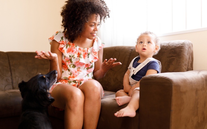 Dạy trẻ chậm phát triển ngôn ngữ - Vấn đề có nghiêm trọng? 7 Việc liên tục nói cho trẻ biết về một sự việc, một vật, cái đó là gì trong những môi trường khác nhau để khuyến khích trẻ phát triển ngôn ngữ