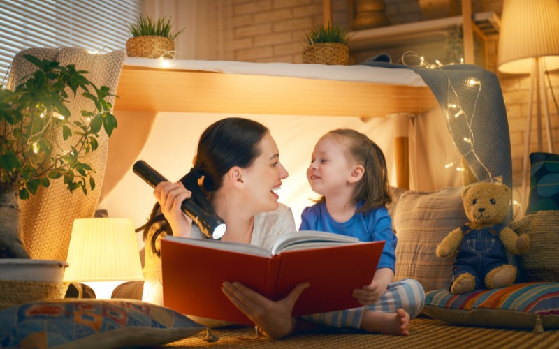 Dạy trẻ chậm phát triển ngôn ngữ - Vấn đề có nghiêm trọng? 8 Bố mẹ đọc sách cùng con, sẽ giúp con nghe, tăng sự hiểu về ngôn ngữ, kích thích giao tiếp và nói chuyện