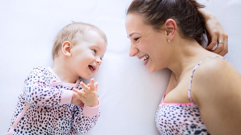 Dạy trẻ chậm phát triển ngôn ngữ - Vấn đề có nghiêm trọng? 3 Sự phát triển ngôn ngữ ở từng độ tuổi chuẩn là mức tham chiếu phù hợp nhất mà bố mẹ cần tham khảo để theo dõi tiến độ phát triển ngôn ngữ của trẻ