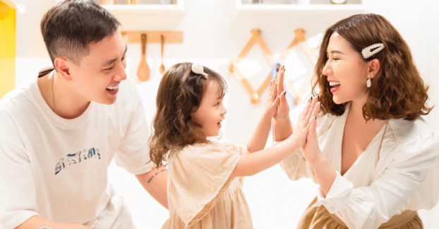 Ba mẹ làm tấm gương tốt nhất để bé noi theo và hình thành nhân cách.