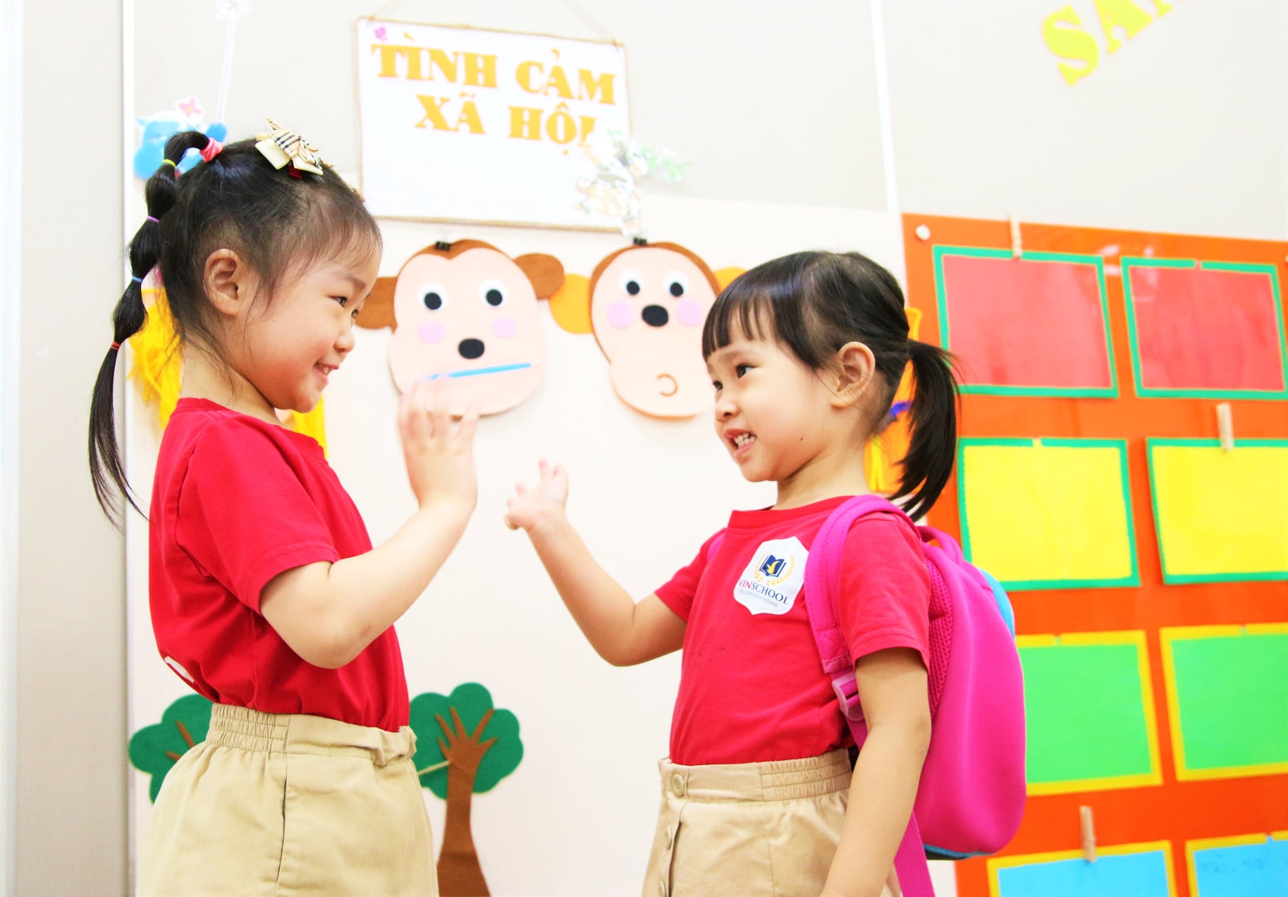 Lời chào giúp bé kết nối với mọi người, giúp con có thêm những người bạn đáng yêu.