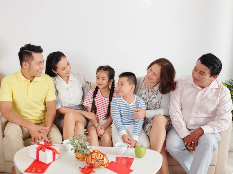 Bé yêu biết lễ phép chào hỏi và chúc Tết cô chú nhân dịp năm mới.