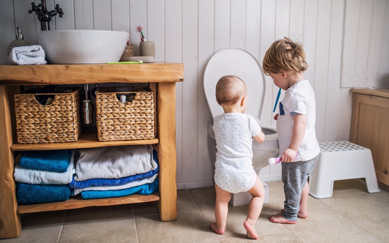 Dạy trẻ đi vệ sinh đúng nơi quy định ở nhà và nơi công cộng 3 Hãy giúp con biết được đâu là khu vực vệ sinh của gia đình và lưu ý phải đảm bảo các thiết bị đều an toàn cho bé ngay trong nhà vệ sinh