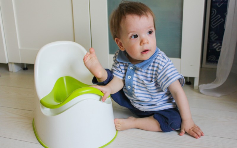 Dạy trẻ đi vệ sinh đúng nơi quy định ở nhà và nơi công cộng 2 Nếu trẻ còn quá nhỏ, bố mẹ hãy chuẩn bị cho con một chiếc bô, ghế bô hoặc một ghế chuyển đổi có thể gắn vào bồn vệ sinh của gia đình