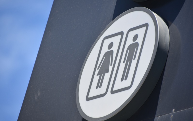 Dạy trẻ đi vệ sinh đúng nơi quy định ở nhà và nơi công cộng 4 Bố mẹ hãy hướng dẫn con cách nhìn các bảng chỉ dẫn khi dạy trẻ đi vệ sinh đúng nơi quy định