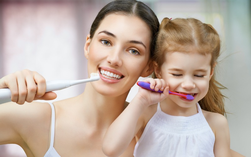 Dạy trẻ đi vệ sinh đúng nơi quy định ở nhà và nơi công cộng 7 Khi trẻ có những kỹ năng vệ sinh cá nhân sẽ giúp trẻ trông sạch sẽ, gọn gàng hơn, đồng thời có thể chủ động phòng ngừa bệnh tật