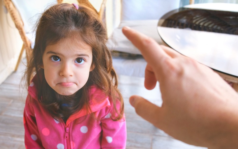 Quát nạt chỉ khiến con cảm thấy sự việc trầm trọng hơn mà thôi, đây không phải là biện pháp giúp có thể đi vệ sinh đúng cách