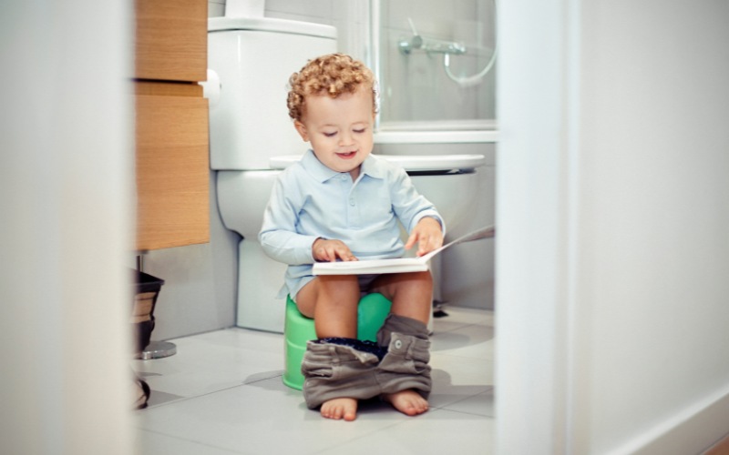 Dạy trẻ đi vệ sinh đúng nơi quy định ở nhà và nơi công cộng 9 Bố mẹ hãy nên nhẫn nại và kiên trì dạy con từng bước một để con có thể dần dần quen với việc này, thường xuyên quan sát con và tạo cho con thói quen tốt