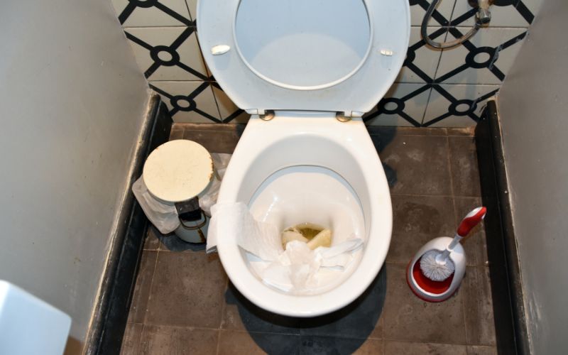 Nhà vệ sinh chung bẩn do không xả nước và vứt giấy lung tung làm ảnh hưởng đến những người khác